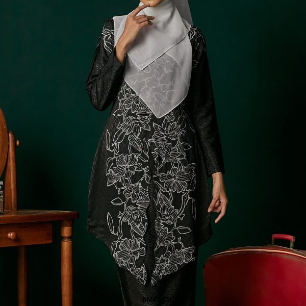 Kebaya Anggun 2.0 in Black (BMK363KA-2) - Image 3