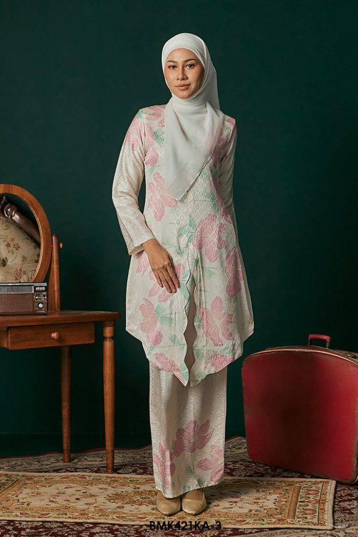 Kebaya Anggun 2.0 in Pink (BMK421KA-3)