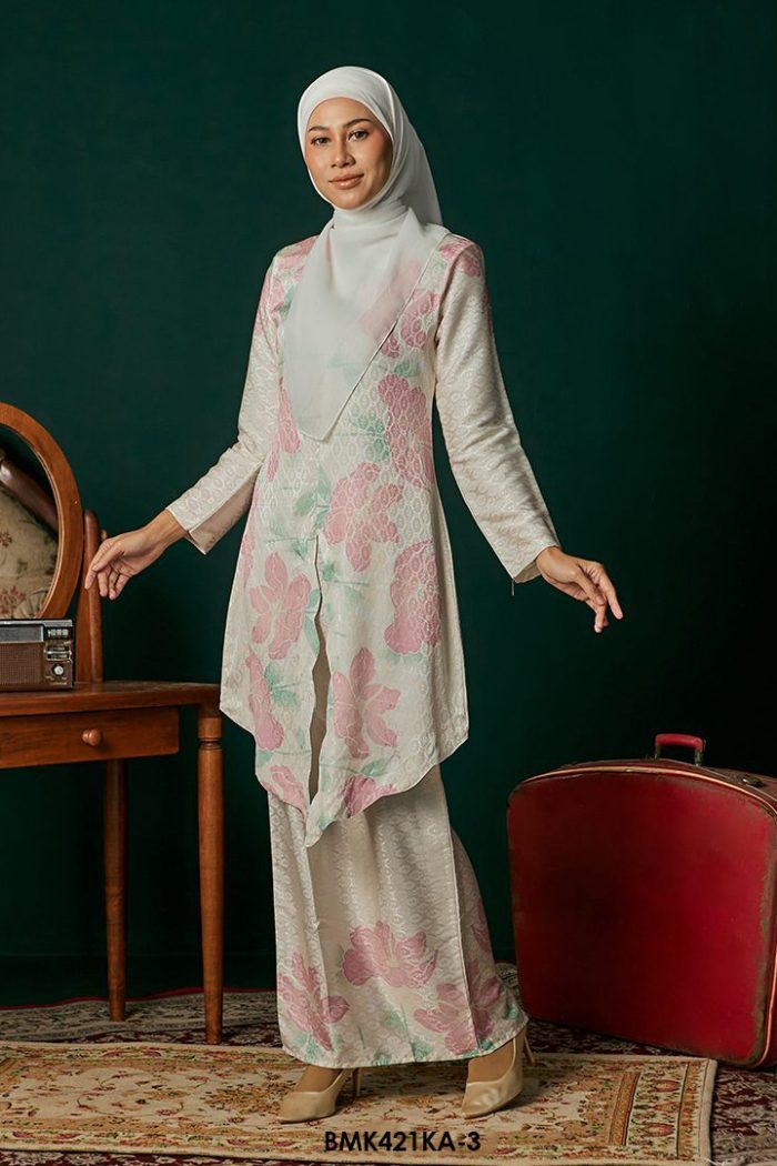 Kebaya Anggun 2.0 in Pink (BMK421KA-3)