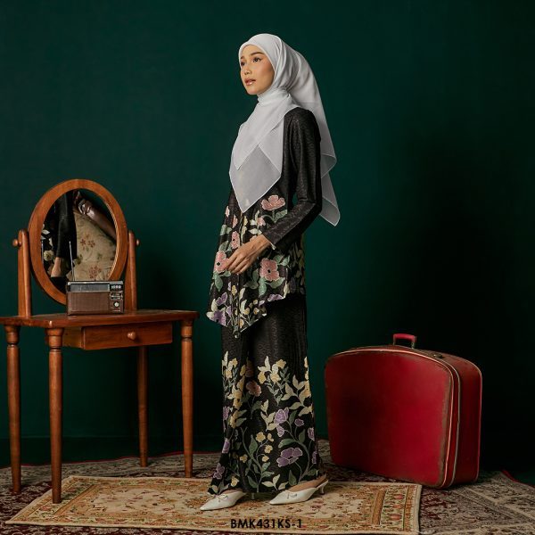 Kebaya Saloma in Black (BMK431KS-1) - Image 2