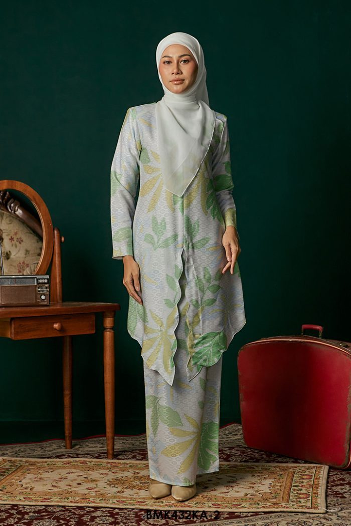 Kebaya Anggun Batiq Mia 2.0 in Blue (BMK432KA-2)
