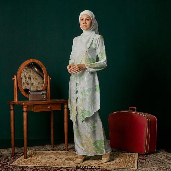 Kebaya Anggun Batiq Mia 2.0 in Blue (BMK432KA-2) - Image 2