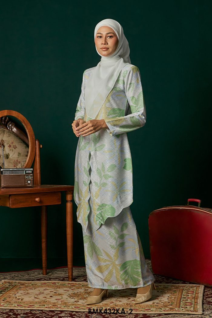 Kebaya Anggun Batiq Mia 2.0 in Blue (BMK432KA-2)