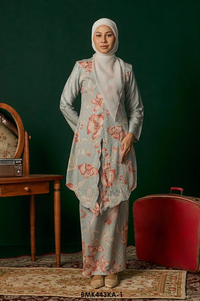 Kebaya Anggun Batiq Mia 2.0 in Soft Blue (BMK443KA-1)