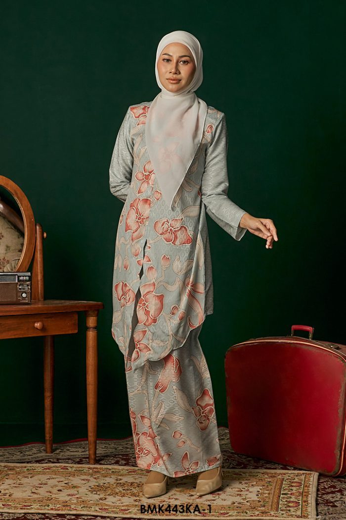 Kebaya Anggun Batiq Mia 2.0 in Soft Blue (BMK443KA-1)