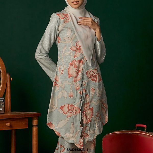 Kebaya Anggun Batiq Mia 2.0 in Soft Blue (BMK443KA-1) - Image 4