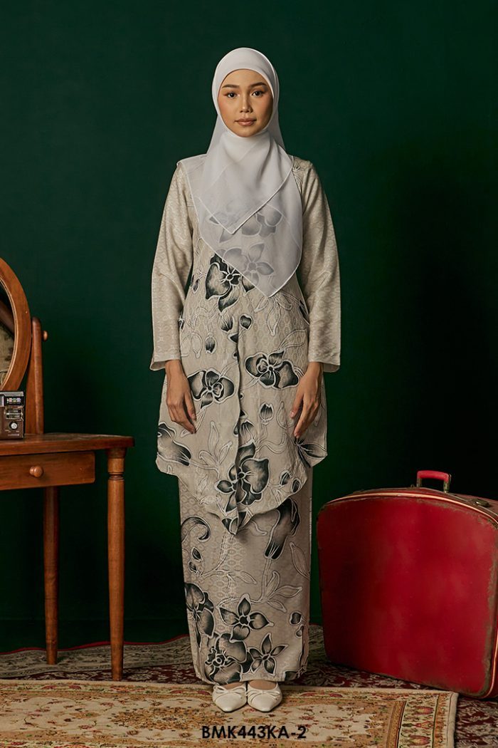 Kebaya Anggun Batiq Mia 2.0 in Black (BMK443KA-2)