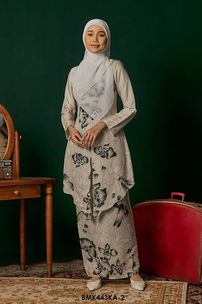 Kebaya Anggun Batiq Mia 2.0 in Black (BMK443KA-2)