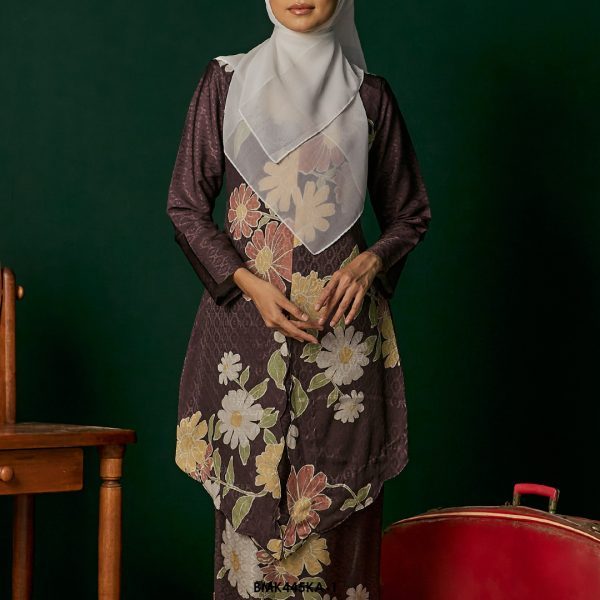 Kebaya Anggun Batiq Mia 2.0 in Rich Brown (BMK445KA-1) - Image 3