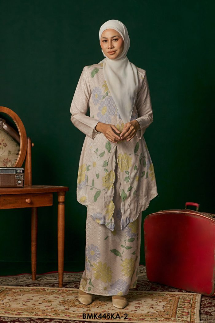 Kebaya Anggun Batiq Mia 2.0 in Off White (BMK445KA-2)