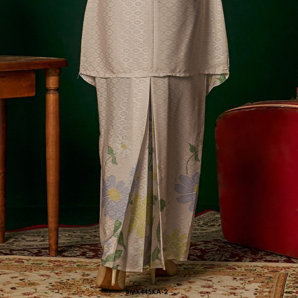 Kebaya Anggun Batiq Mia 2.0 in Off White (BMK445KA-2) - Image 3