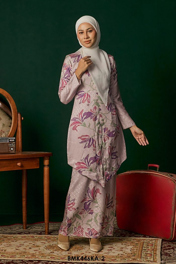 Kebaya Anggun Batiq Mia 2.0 in Black (BMK446KA-3)