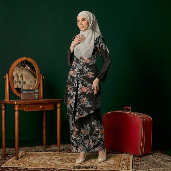 Kebaya Anggun Batiq Mia 2.0 in Pink (BMK446KA-2) - Image 2