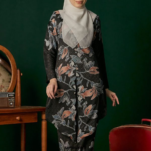 Kebaya Anggun Batiq Mia 2.0 in Pink (BMK446KA-2) - Image 4