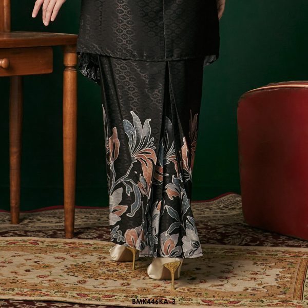 Kebaya Anggun Batiq Mia 2.0 in Pink (BMK446KA-2) - Image 3