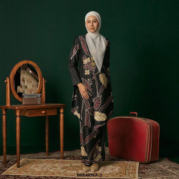 Kebaya Anggun Batiq Mia 2.0 in Black (BMK449KA-3)