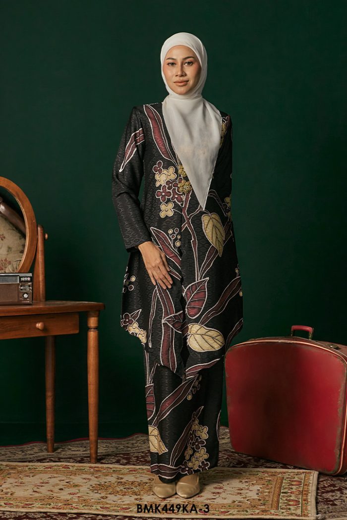 Kebaya Anggun Batiq Mia 2.0 in Black (BMK449KA-3)
