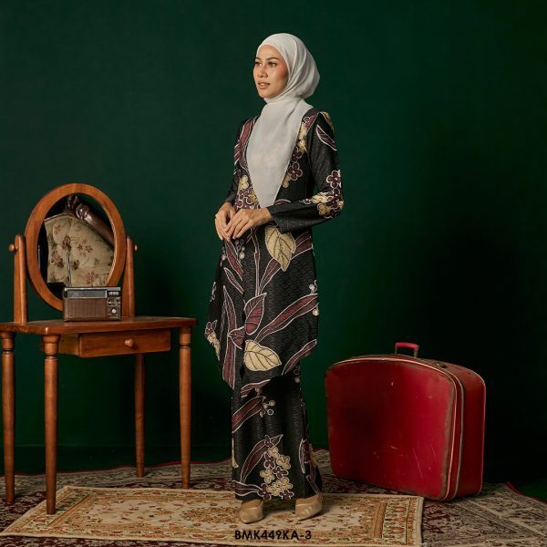 Kebaya Anggun Batiq Mia 2.0 in Black (BMK449KA-3) - Image 2