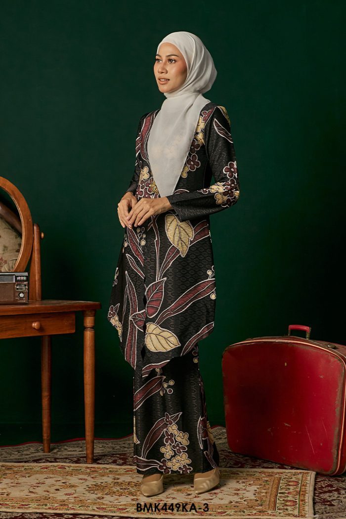 Kebaya Anggun Batiq Mia 2.0 in Black (BMK449KA-3)