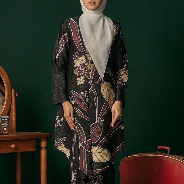 Kebaya Anggun Batiq Mia 2.0 in Black (BMK449KA-3) - Image 4