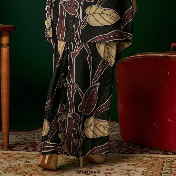Kebaya Anggun Batiq Mia 2.0 in Black (BMK449KA-3) - Image 3
