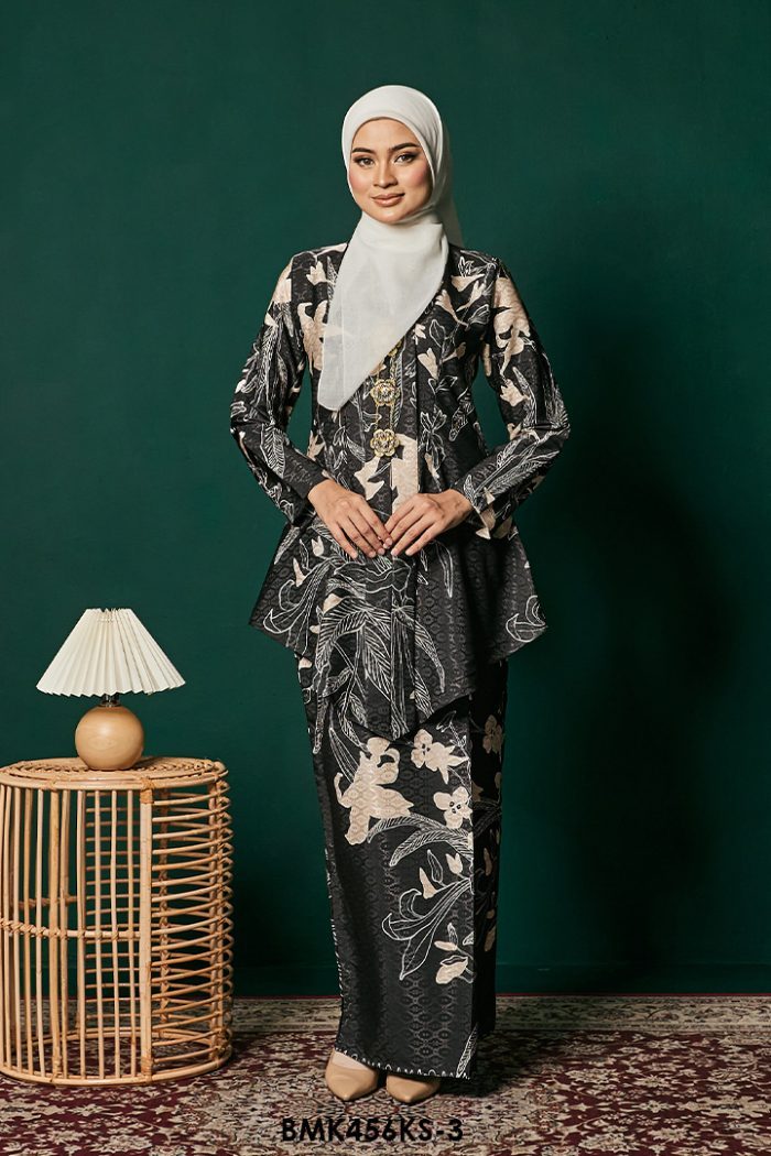 Kebaya Saloma Batiq Mia in Black (BMK456KS-3)