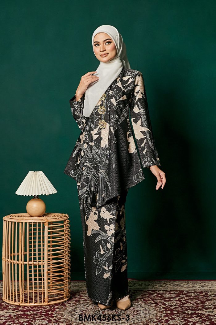 Kebaya Saloma Batiq Mia in Black (BMK456KS-3)
