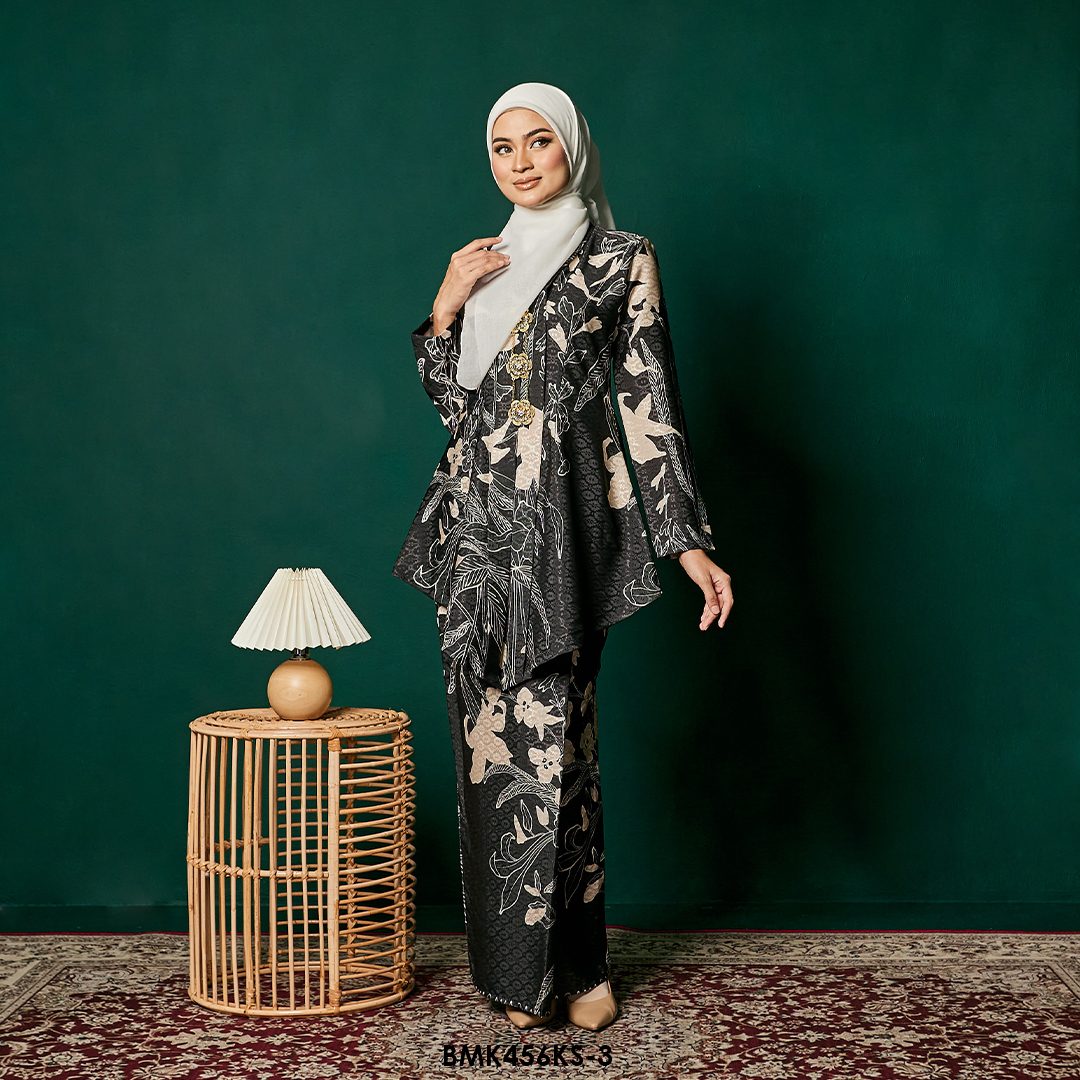 Kebaya Saloma Batiq Mia in Black (BMK456KS-3) - Image 2