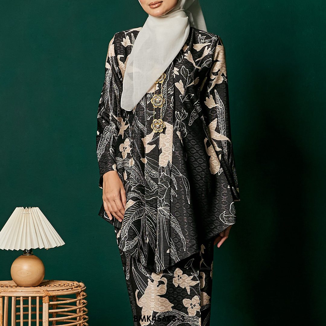 Kebaya Saloma Batiq Mia in Black (BMK456KS-3) - Image 3