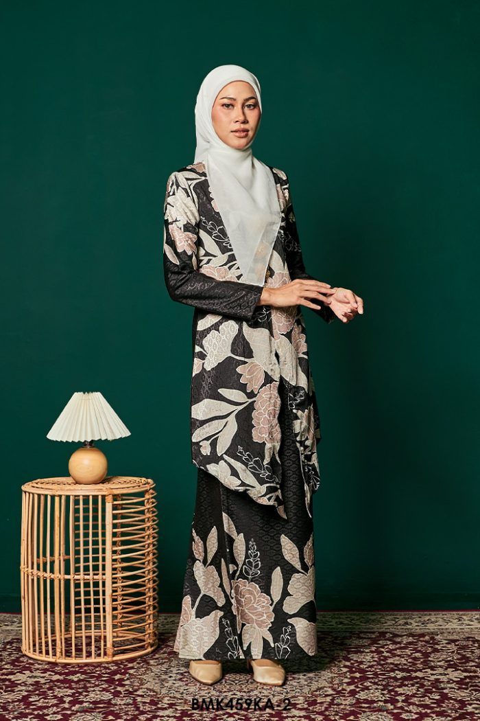 Kebaya Anggun Batiq Mia 2.0 in Black (BMK459KA-2)