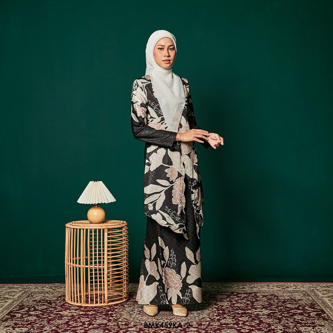 Kebaya Anggun Batiq Mia 2.0 in Black (BMK459KA-2) - Image 2