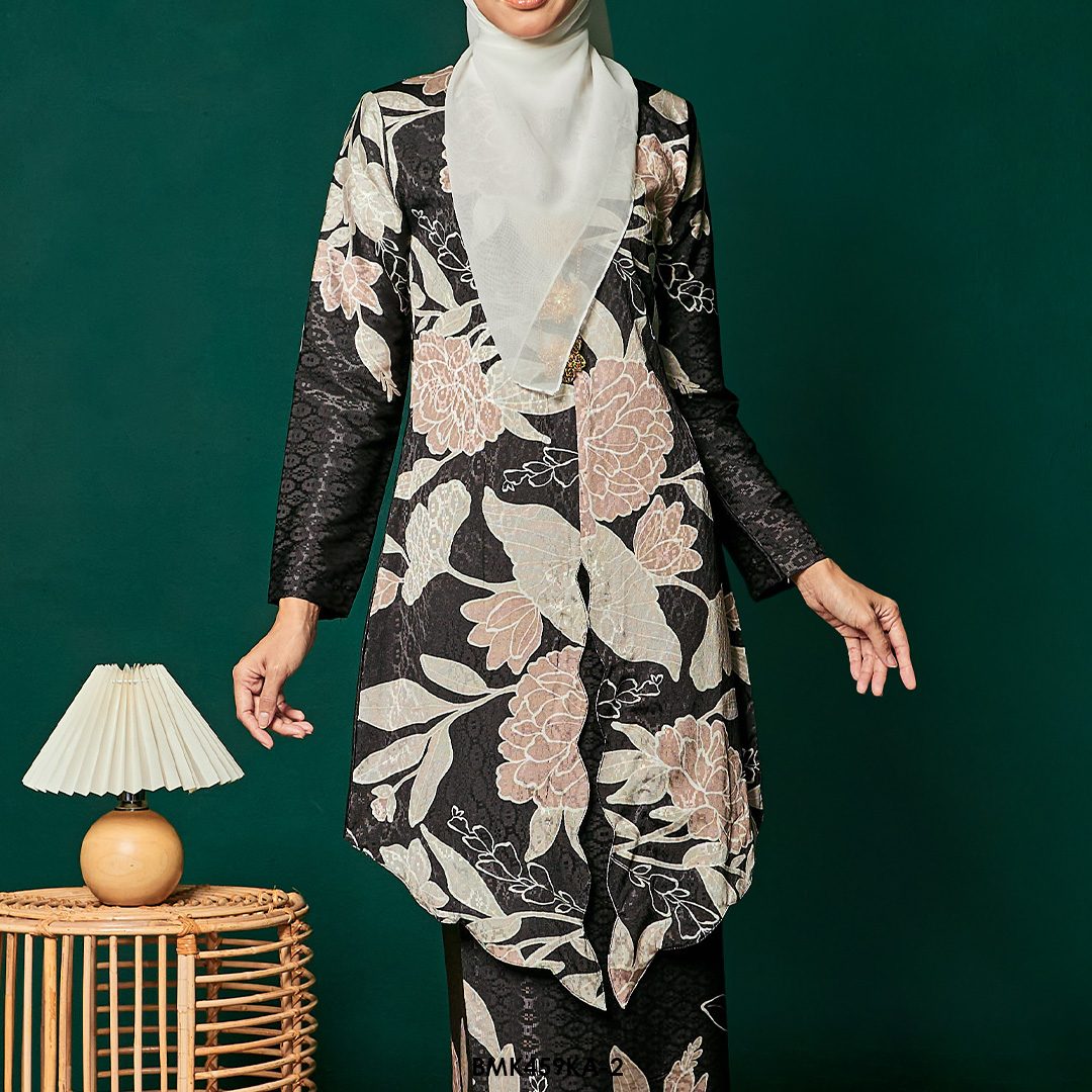 Kebaya Anggun Batiq Mia 2.0 in Black (BMK459KA-2) - Image 4